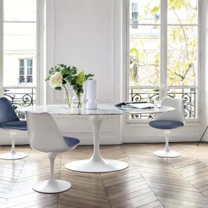 Saarinen-Tisch mit Tulip-Stühlen als Ensemble im Konferenzraum
