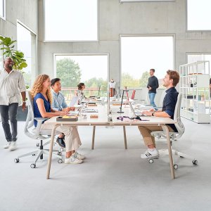 se:air Stühle um einen Seminartisch im Projektraum