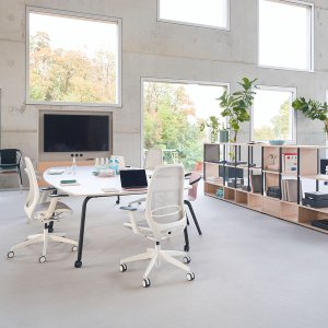 Reihe von se:air Drehstühlen an einer Hot-Desking-Bank