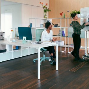 Schwarzer se:air Bürostuhl am Schreibtisch im Home-Office