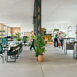 Counter-Version des se:kit Sedus mit Fußring an einem Stehtresen