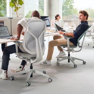 Bürostühle se:kit mit salbeigrünem Vollpolsterrücken an einer Sechserbank