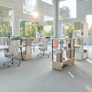 Fünf Besucherstühle se:kit Sedus gestapelt auf dem Stapelwagen