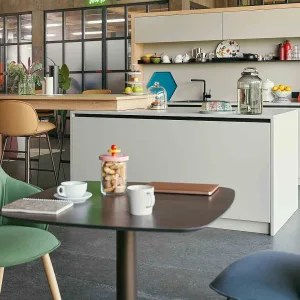 se:café high diner mit zwei gegenüberstehenden Hochbänken und integriertem Tisch