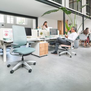 Counter-Version des Sedus se:flex mit Fußring am Stehtisch