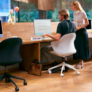 Sedus se:flair auf 5-Stern-Fuß mit Rollen am Homeoffice-Schreibtisch