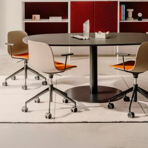 Seela mit Massivholzbeinen im Sitzungszimmer