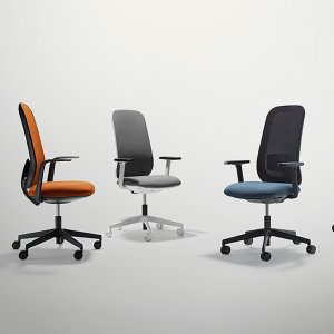 Bürodrehstuhl Skate von Sitland in schwarzer Struktur mit Netzrücken an einem Schreibtisch