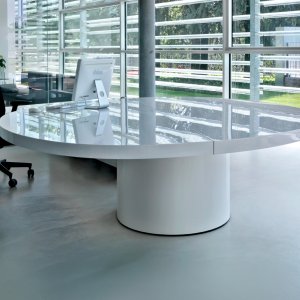 Container von 98 cm Tiefe unter der Platte des Asymmetrical 307 × 200