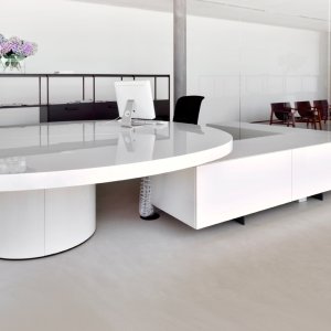 Ovaler Asymmetrical Meeting Ø 300 auf außermittigem Zylindersockel