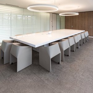 Asymmetrical mit fester Lederauflage und verchromtem Kabeldurchlass
