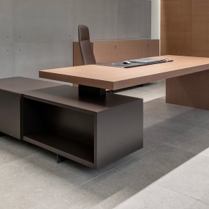 Aufgeschobene Kopfplatte mit Steckdosen am Asymmetrical Meeting