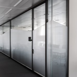 Videokonferenz-Monitor in der W80 Wand integriert