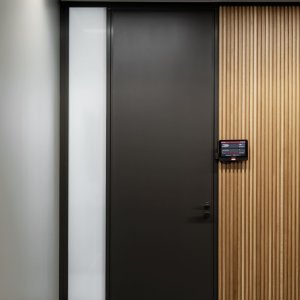 W80 Lamellenwand mit Regalen und Behältern
