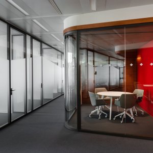 Rücklackiertes Glas als Oberfläche einer W80 Wand