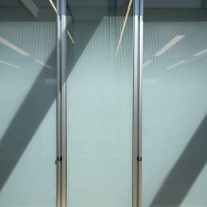 Doppelt verglaste W80 Trennwand entlang eines Flurs