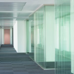 Geschlossene W80 Trennwand mit Paneelen in Eiche