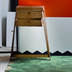 Tex Rautenfliesen von Mutina in Olive mit Strickrelief an einer Buerowand