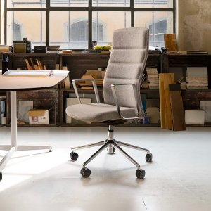 That’s it Executive von Quinti mit festen Aluminium-Armlehnen am Schreibtisch im Chefbüro