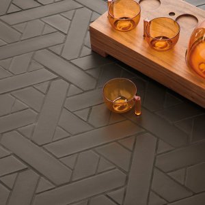 Detail des dreieckigen San Jiao Musters im Ton Cream