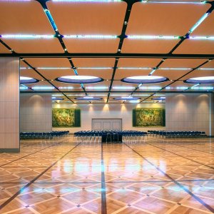 Furnierte PMI-Trennwand in einem Sitzungssaal