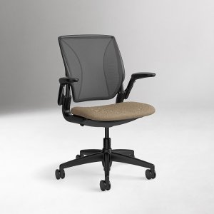 World LM von Humanscale mit gepolstertem Sitz und schwarzem Gestell