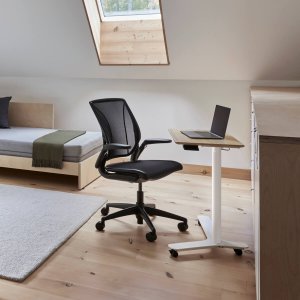 Ergonomischer Bürodrehstuhl World LM von Humanscale mit dreiteiliger Netzlehne