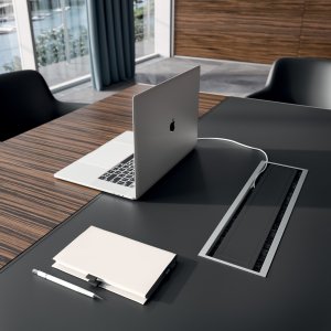 Kabelwanne im furnierten Bein des X10