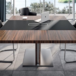 Furnierte Schürze als Option am X10 Schreibtisch