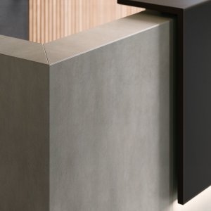 Kabelwanne mit Flip-Top-Deckel unter der Z2 Arbeitsplatte