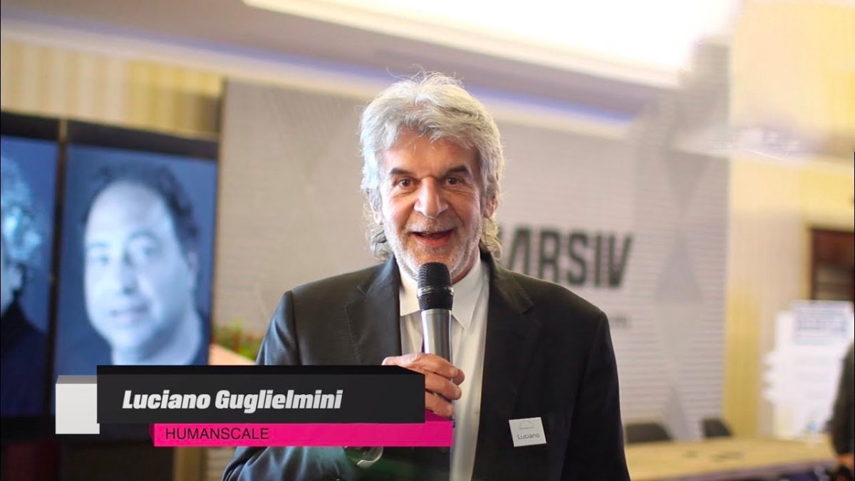 Luciano Guglielmini von Humanscale spricht bei einer Veranstaltung ins Mikrofon