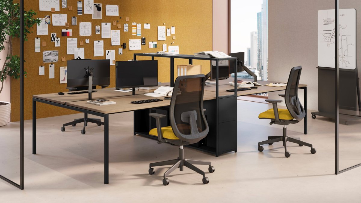 Gegenüberliegende Arbeitsplätze Sigma von Las Mobili, Netzstühle mit gelbem Sitz und Korkwand