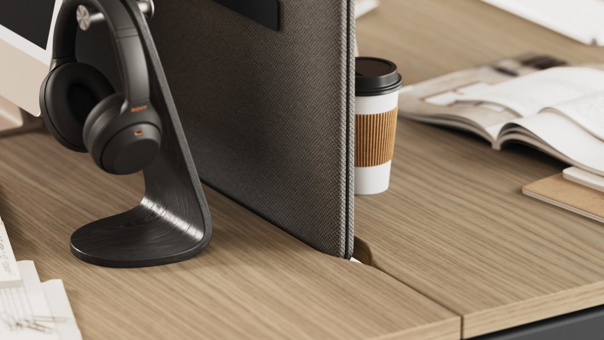 Detail des Arbeitsplatzes Sigma von Las Mobili: Platte in Holzoptik und Stoff-Trennwand