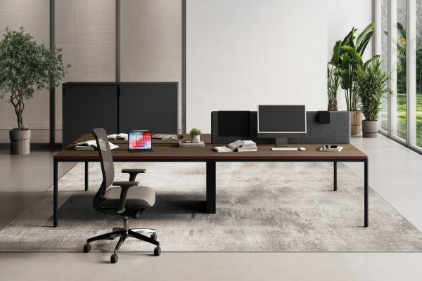 Arbeitsplatz Fil Rouge von Las Mobili mit dunkler Holzplatte, grauer Stoffwand und Netzdrehstuhl