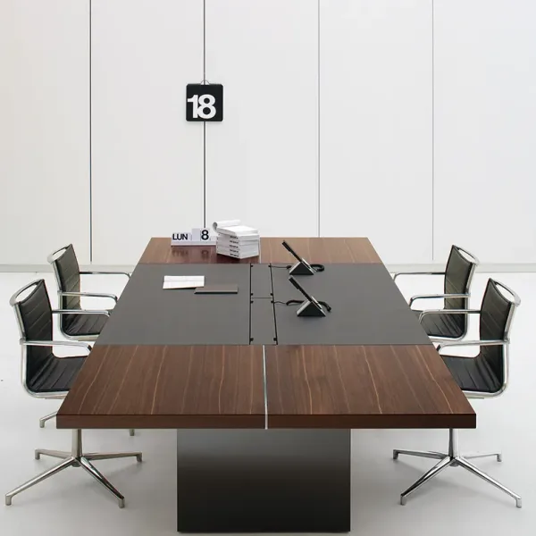 Büro mit Archiutti Float Office Tischen mit integriertem Kabelmanagement
