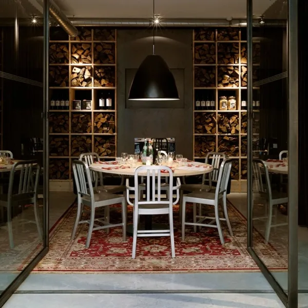 Emeco Alfi Stühle mit Holzgestell und Sitzschale aus Recyclingkunststoff in einer Kantine