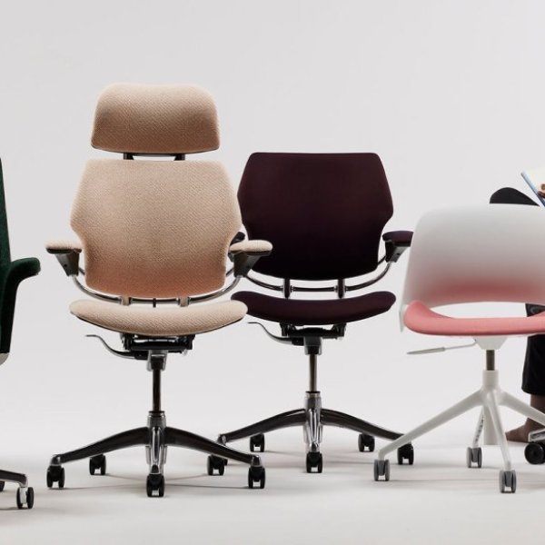 Ergonomischer Humanscale-Arbeitsplatz im Büro