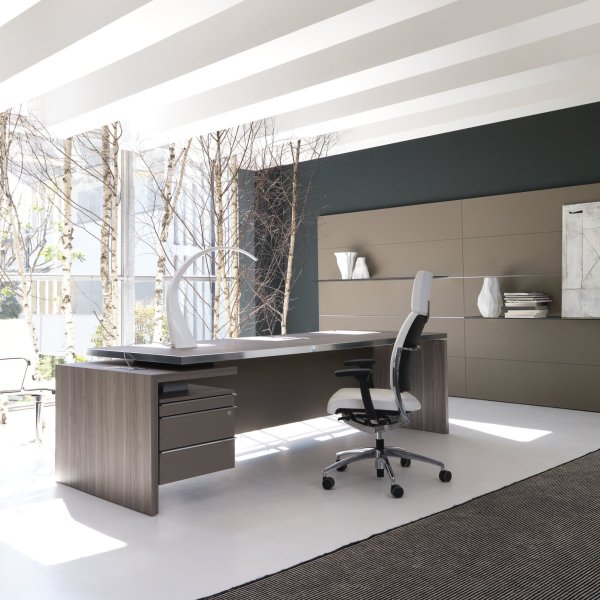 IVM Office Chefschreibtisch aus hochwertigen Materialien im Büro