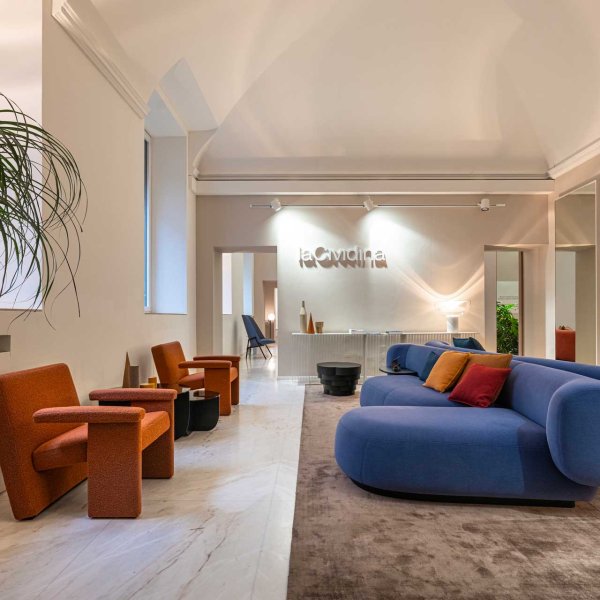 LaCividina Contract-Sofa nach EN 16139 zertifiziert in einer Lobby