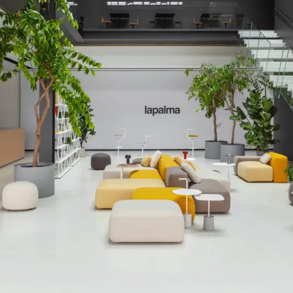 Kollaborative Bürozone mit Lapalma-Möbeln
