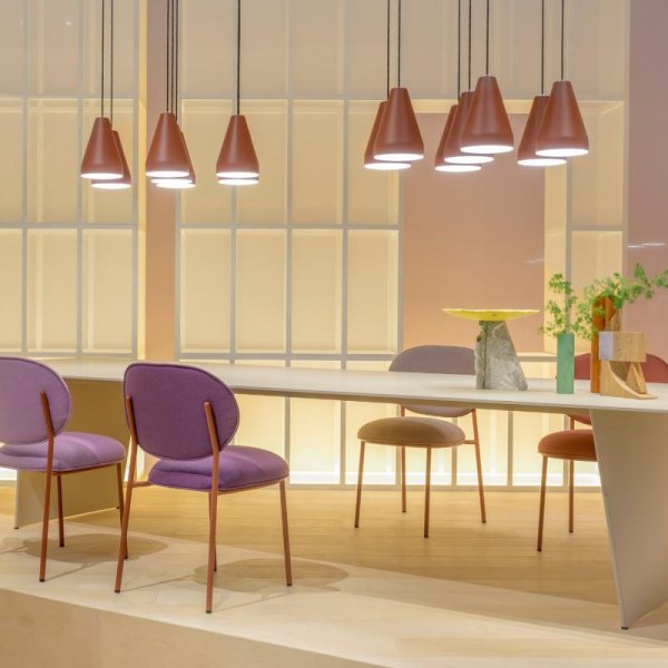 Unternehmens-Wartezone mit Design-Stühlen und Tischen von Pedrali