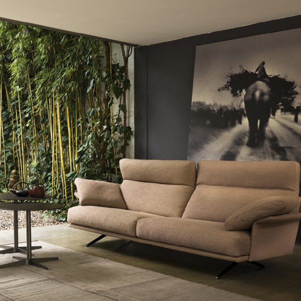Verzelloni Modulsofa in dunkelgrauem Stoff, gewerbliche Lounge-Umgebung