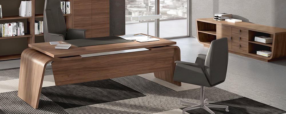 Schreibtisch mit Rollcontainer