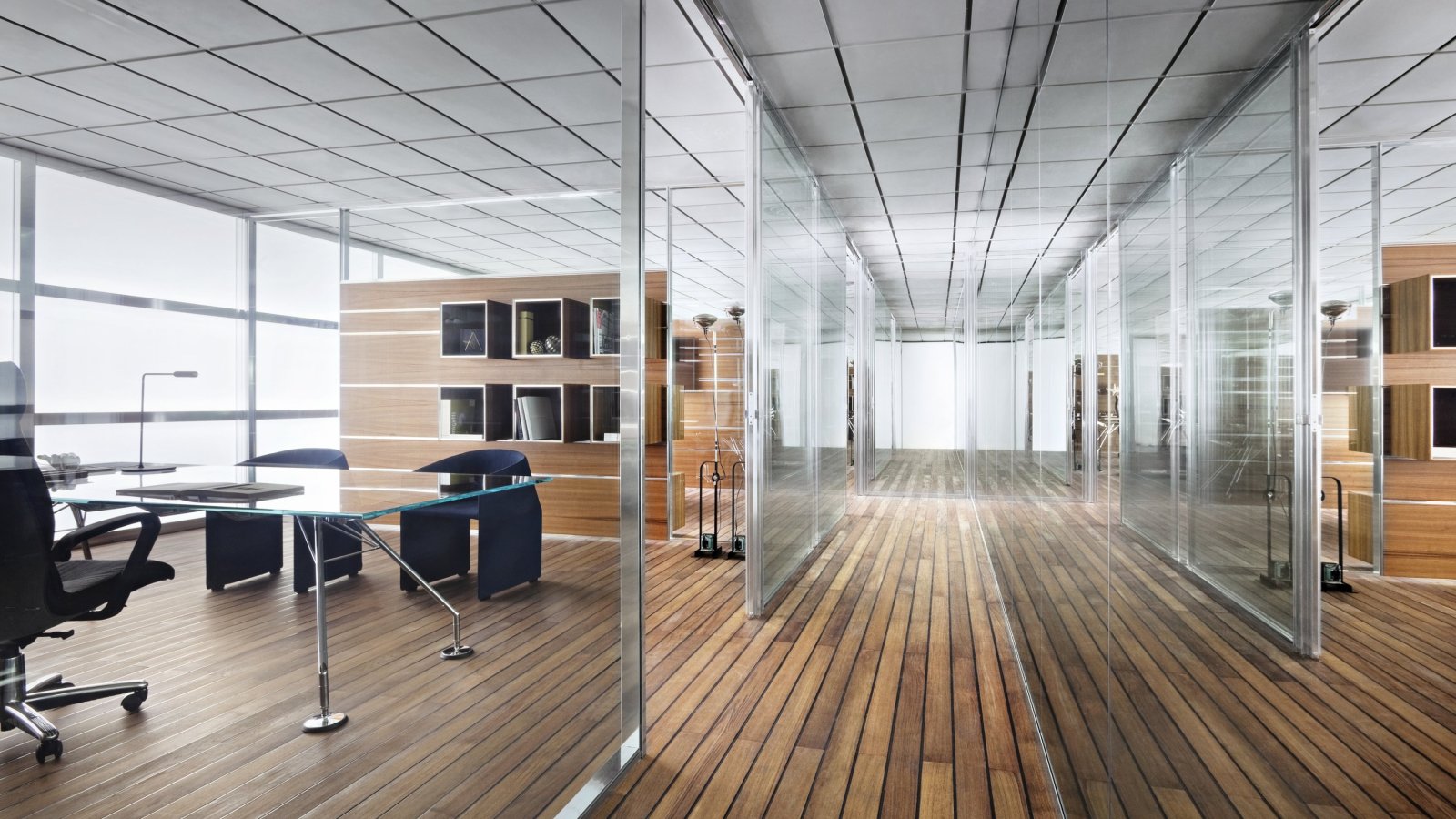 Chefbüro mit italienischem Schreibtisch aus Nussbaum und Ledersessel, bodentiefe Fenster mit Blick über die Stadt